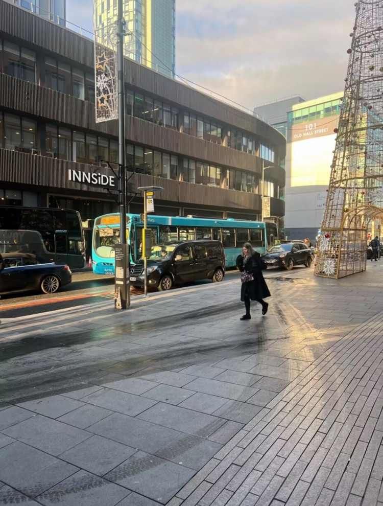 科贝记者:今天凌晨部分利物浦球迷在皇马酒店外燃放鞭炮