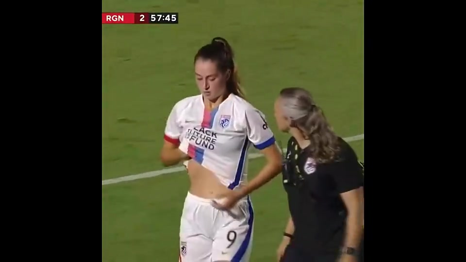 喘不上气!阿方索前女友被对手撞到胸部