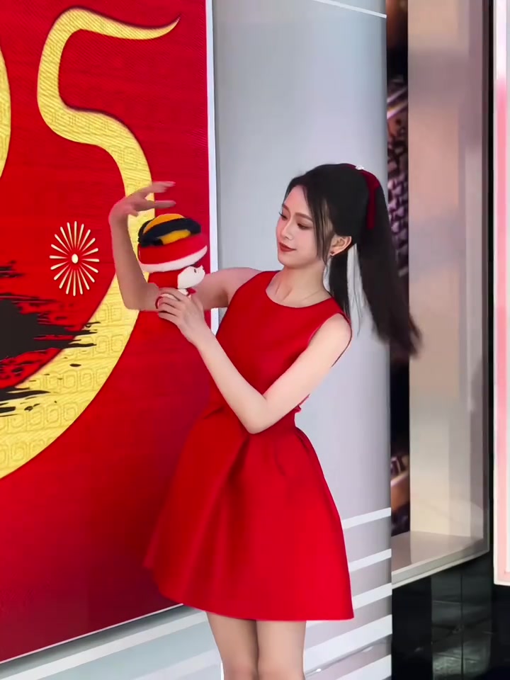 绝美红裙大长腿辰辰:除夕的班就先上到这里,大年初一再见