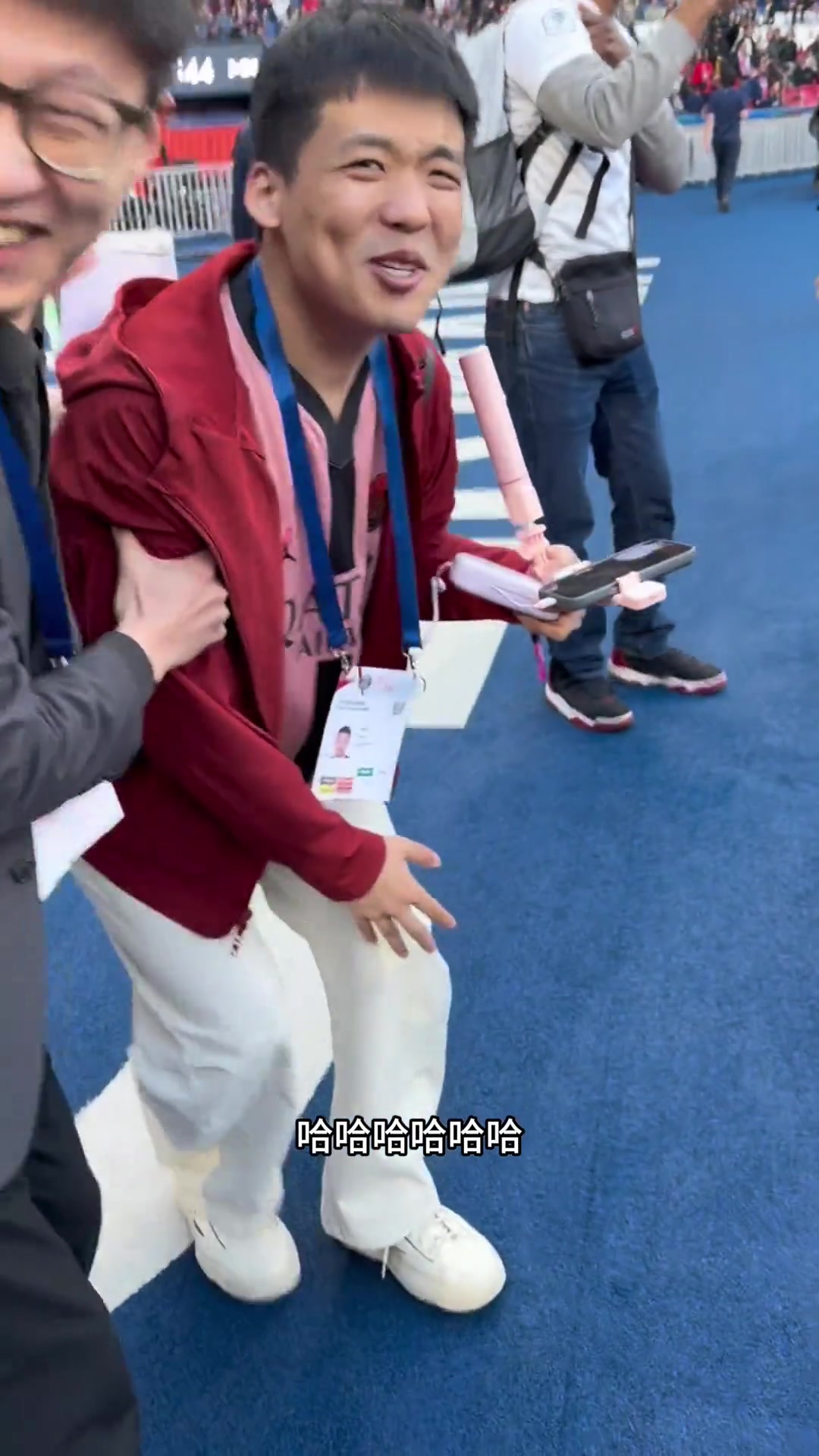足球博主王楚淇现场观战巴黎vs欧塞尔,被巴尔科拉怒抽一脚
