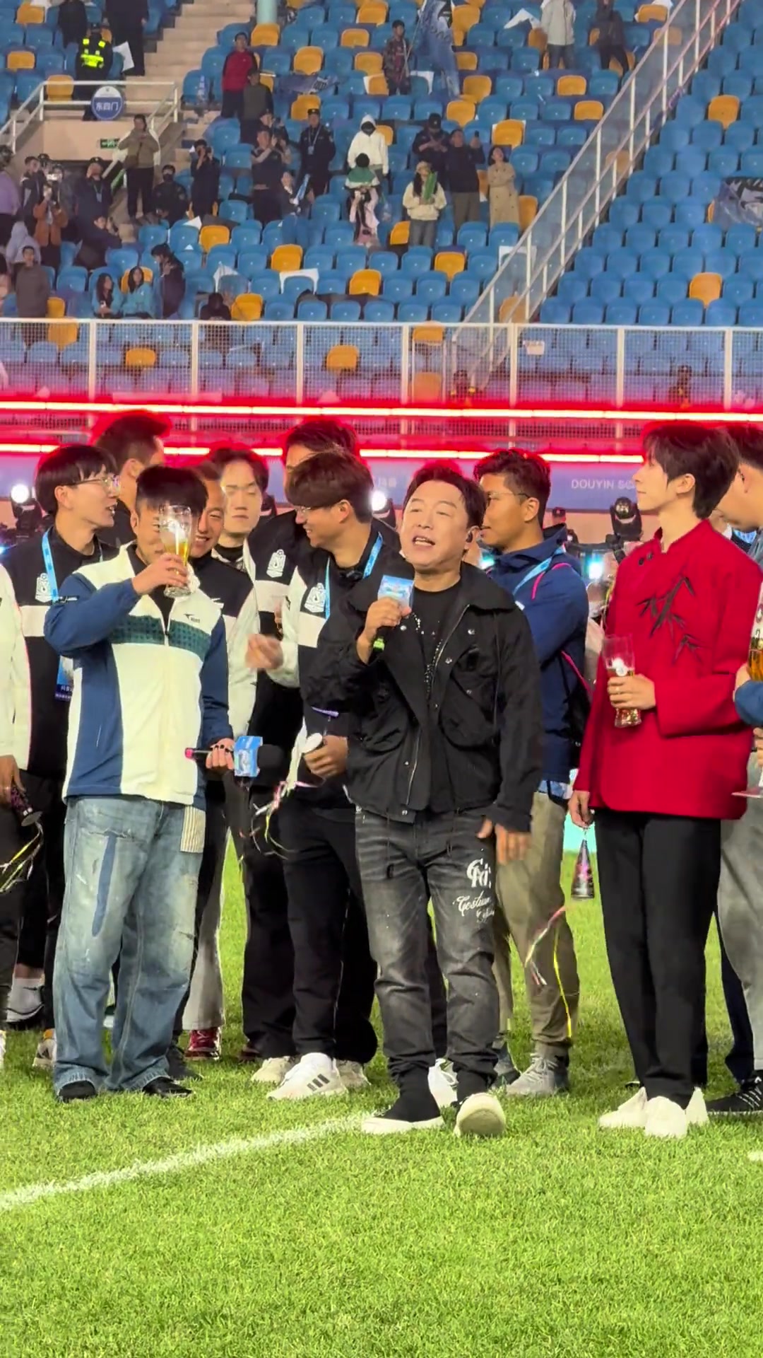 青岛啤酒举起来!黄渤现场高呼:让我们一起干杯