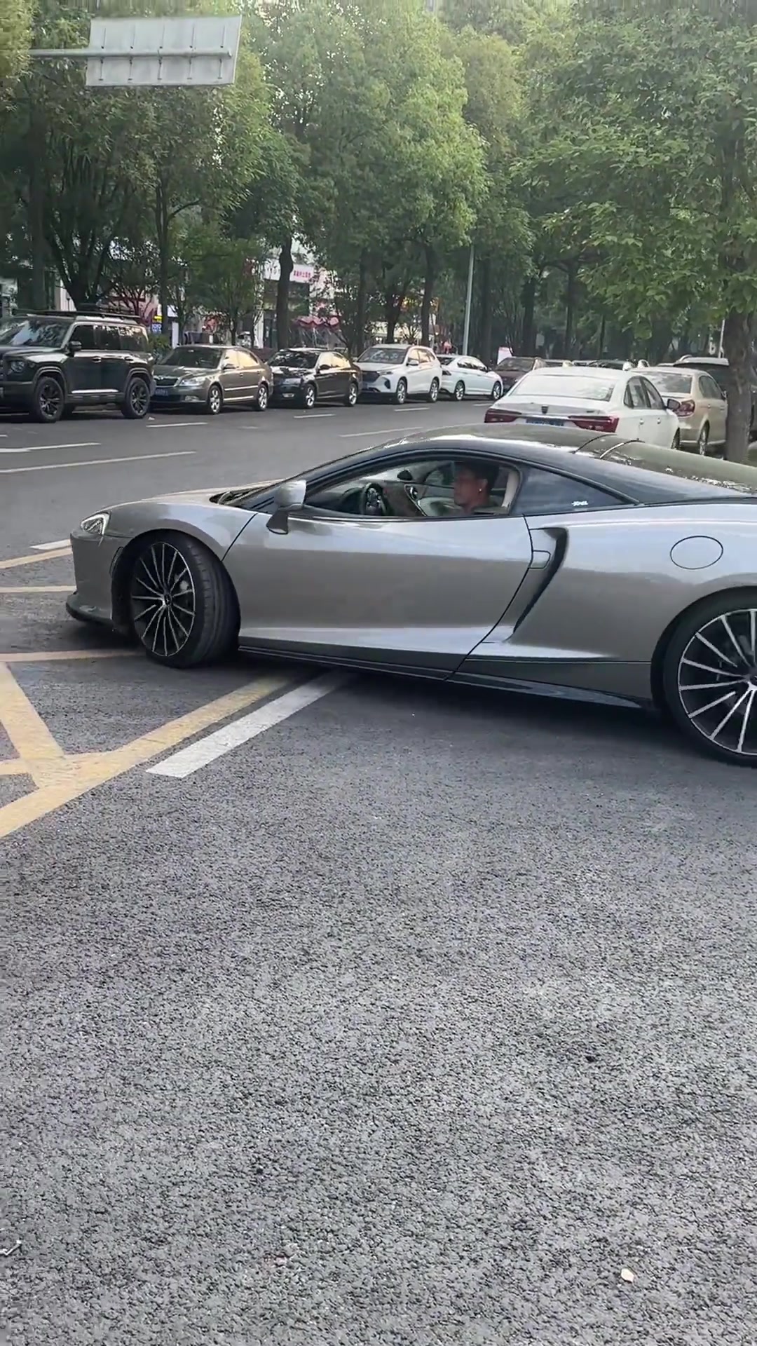 赶上了金元时代的球员,买提江和他的迈凯伦GT