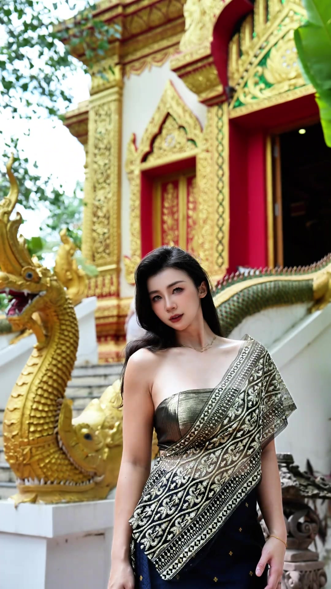 身材还是那么顶!张曼源:初来版纳还是傣妹再来版纳已是少妇