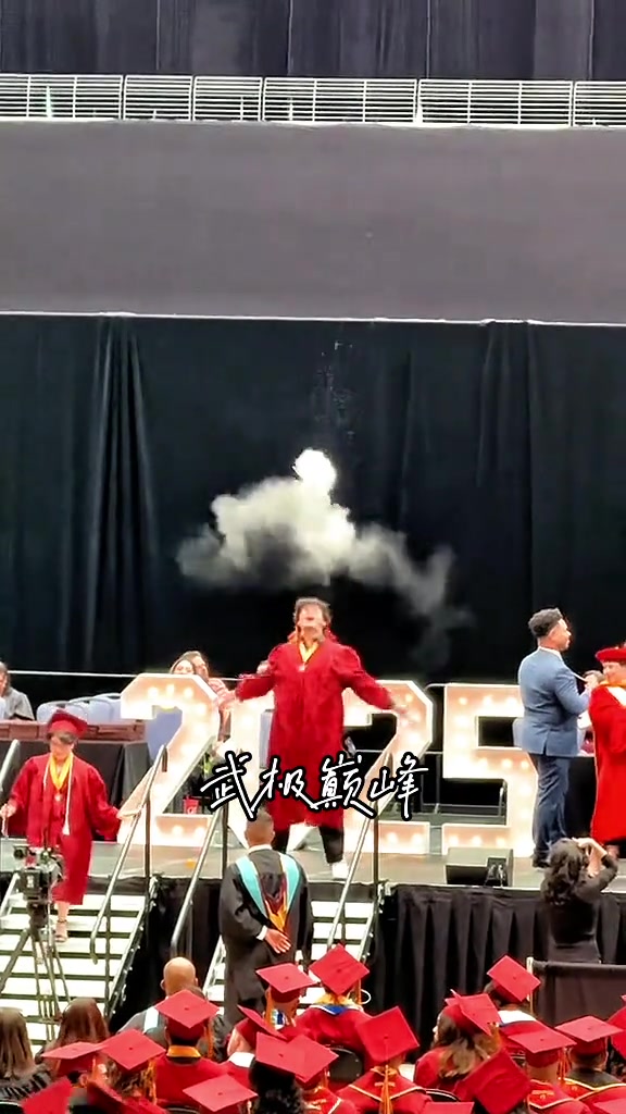 又是一年毕业季!毕业典礼上模仿老詹的孩子们