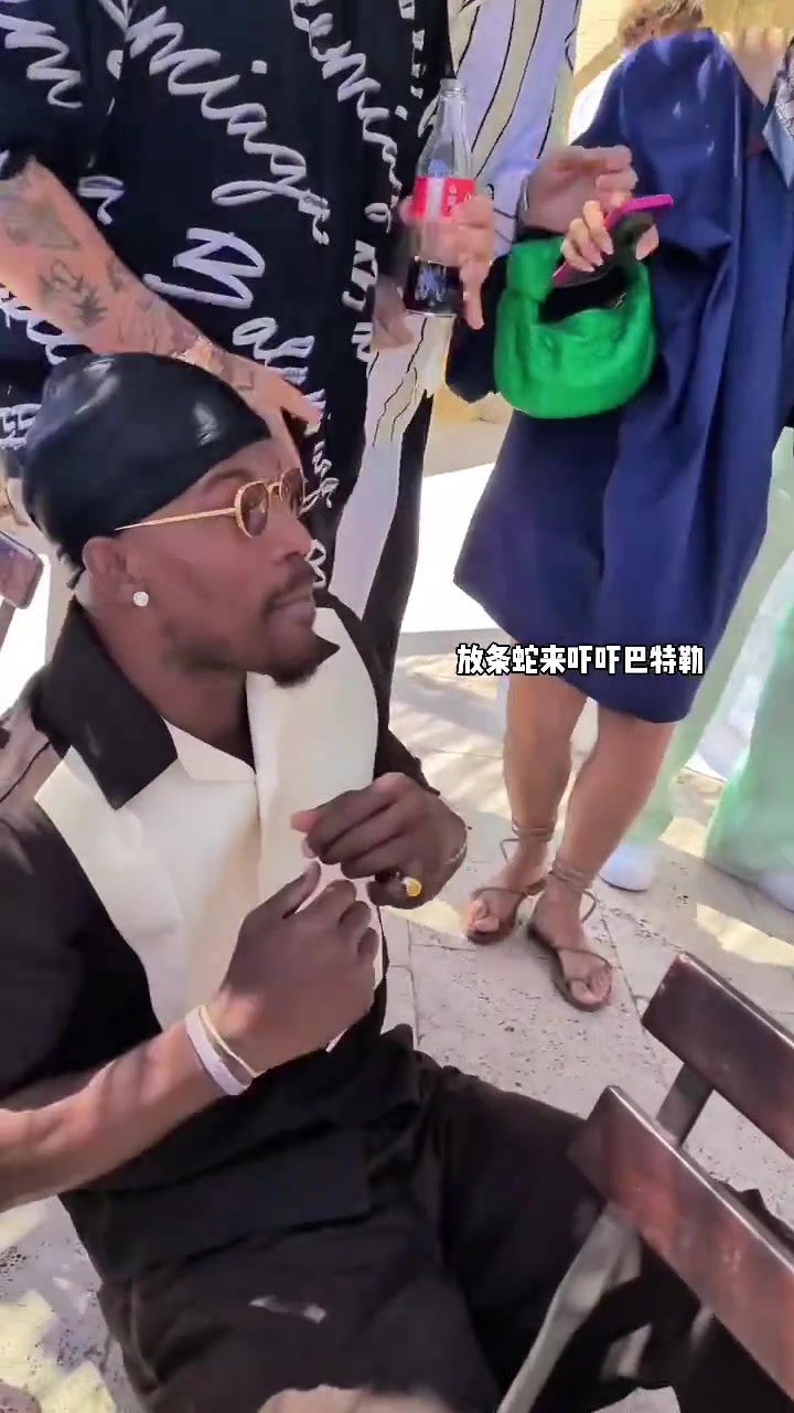 硬汉形象崩塌!魔术师变出一条蛇巴特勒惊声尖叫瘫坐在地