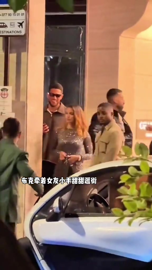 布克牵新女友小手甜蜜逛街,这不比詹娜香吗
