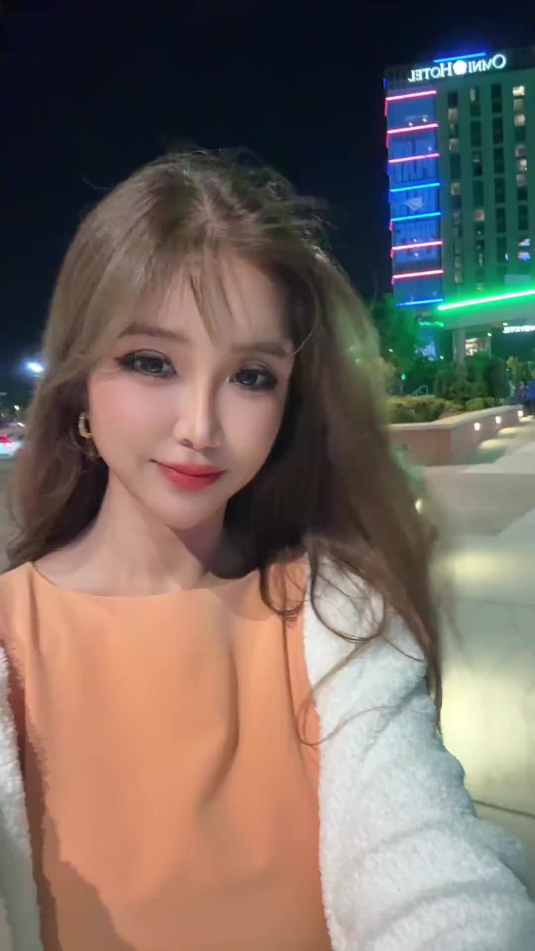 周玲安:俄城就这么几个高楼,都打上了雷霆配色庆祝