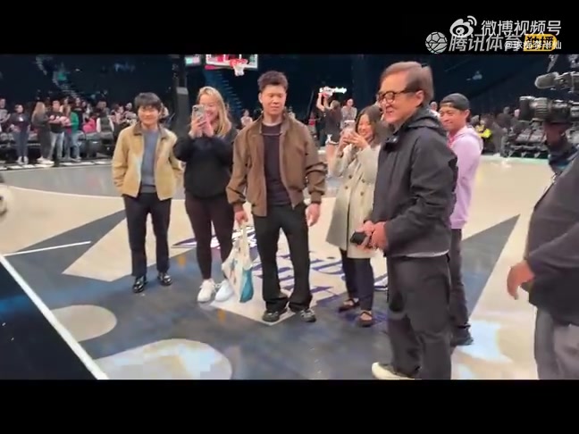 大哥的气场!成龙现身WNBA赛场,与“女库里”约内斯库合影