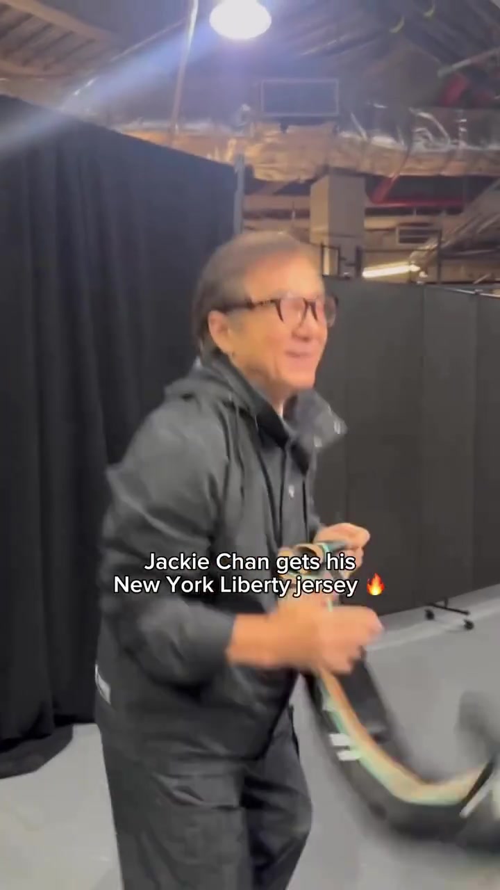 肌肉记忆!成龙这几下空气运球像是进了家具城