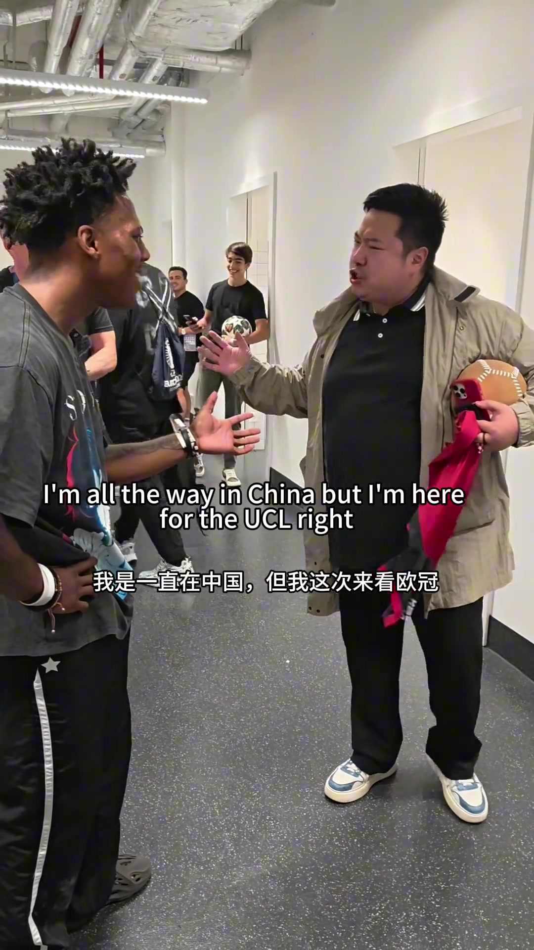 瑞哥去欧冠现场找甲亢哥,卡拉格在一旁:川宝,美国经济如何