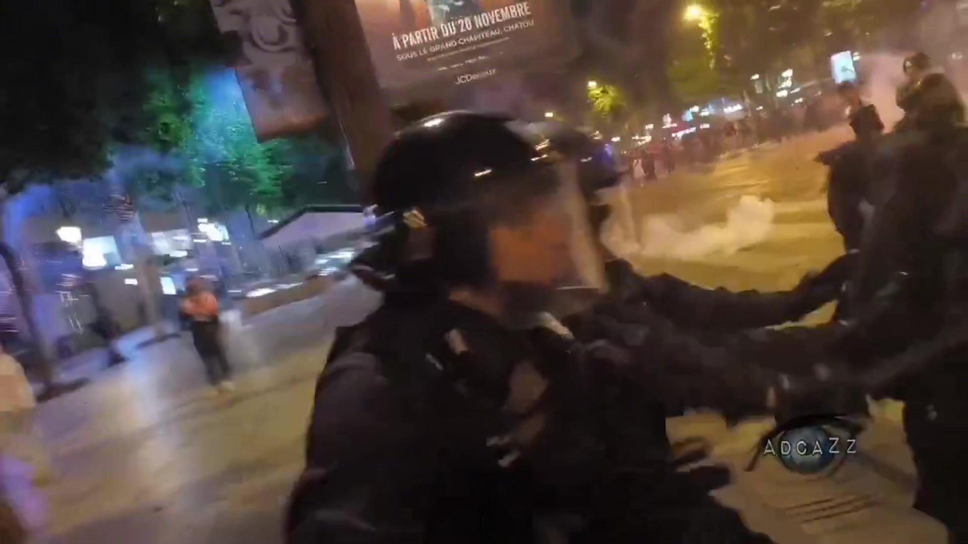 香榭丽舍大街持续骚乱!巴黎夺冠后,警方遭到烟花和铺路石的袭击