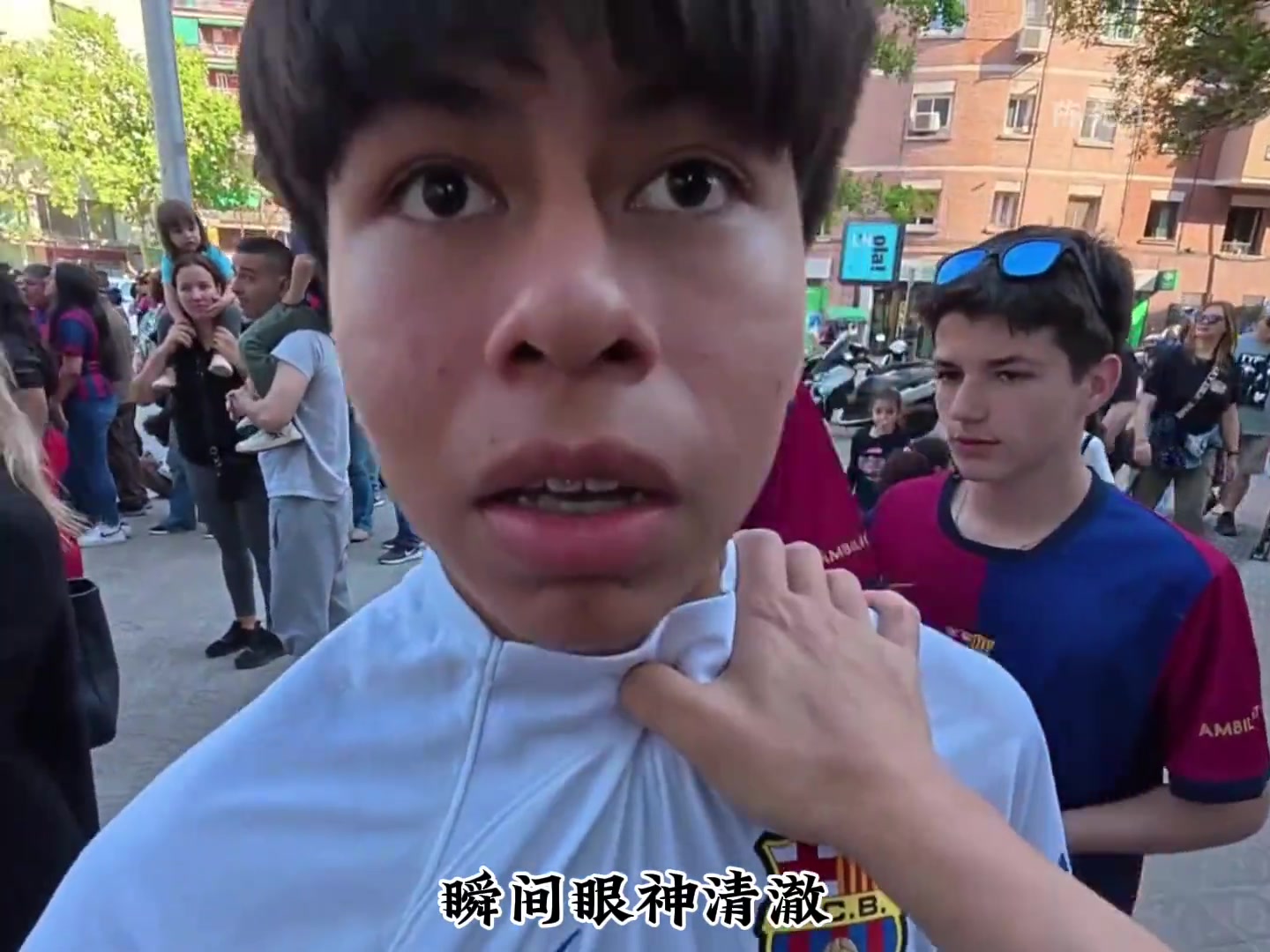 就是干!博主在巴塞罗那遭到小屁孩种族歧视,现场直接回怼