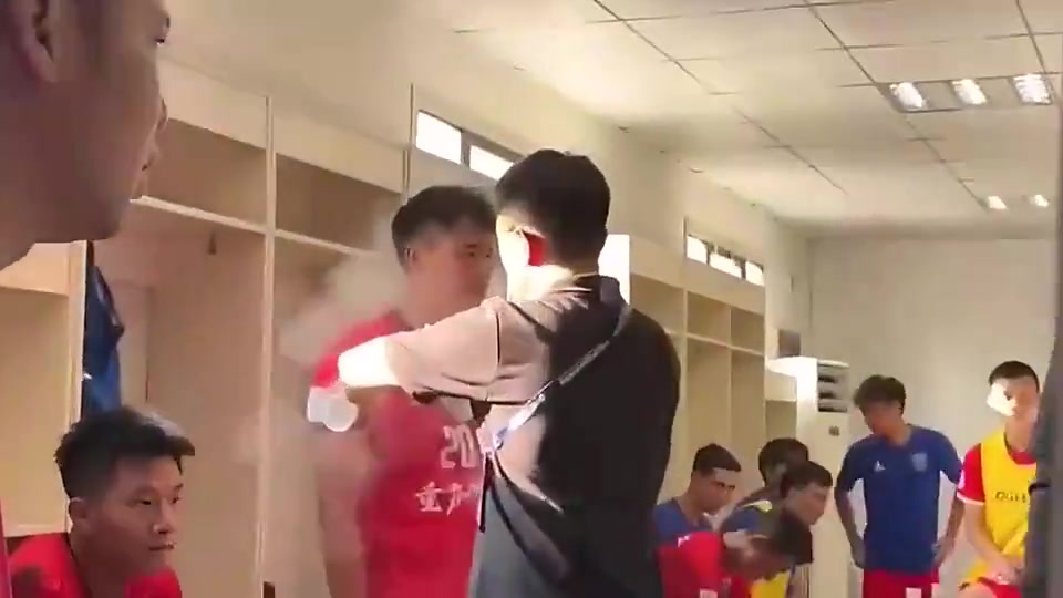 这视频吓人啊!泄露“一人一刀”的球员现已破产并负债400万!