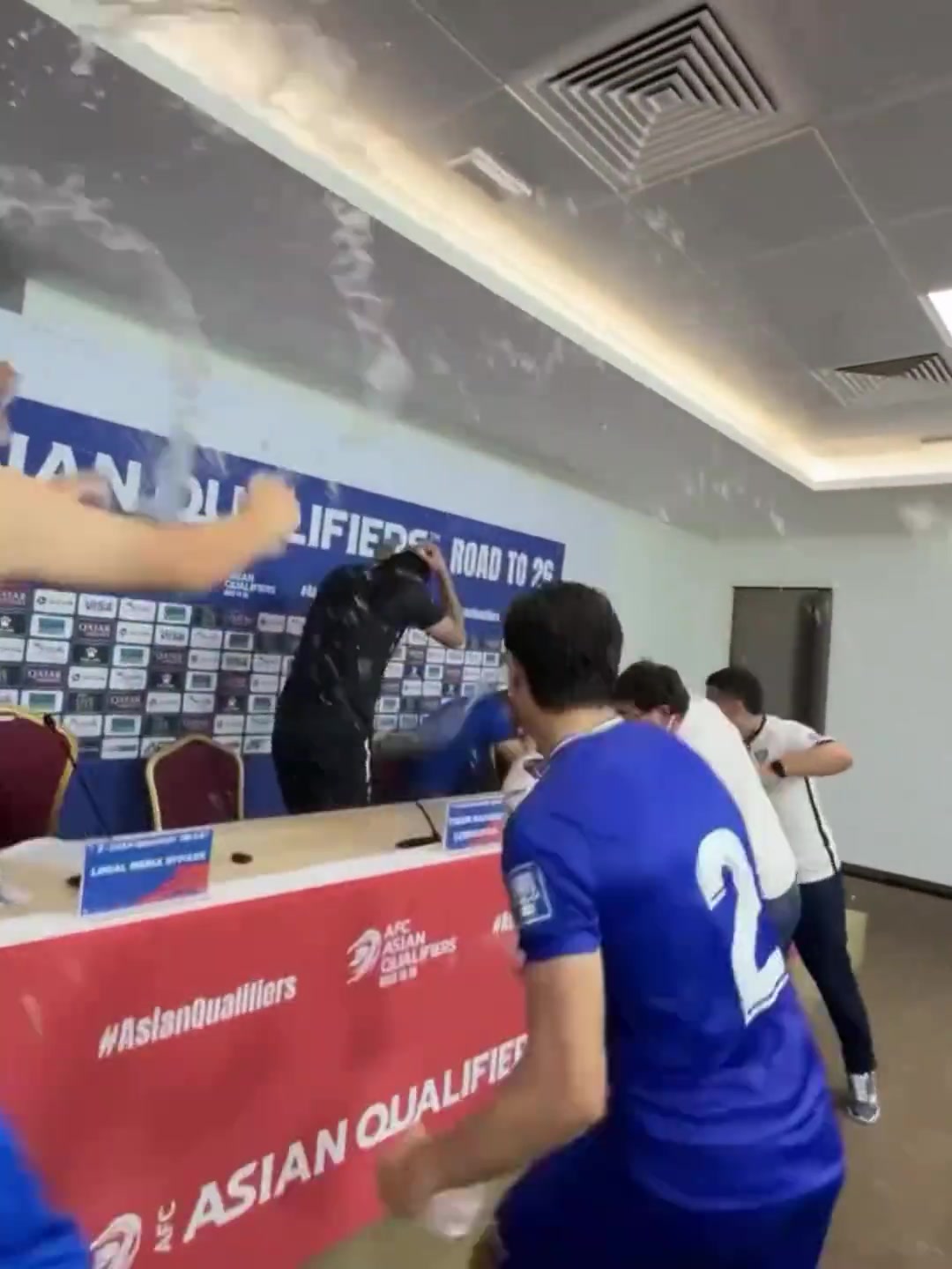 狂欢!乌兹别克历史首次晋级世界杯,球员们冲进赛后发布会