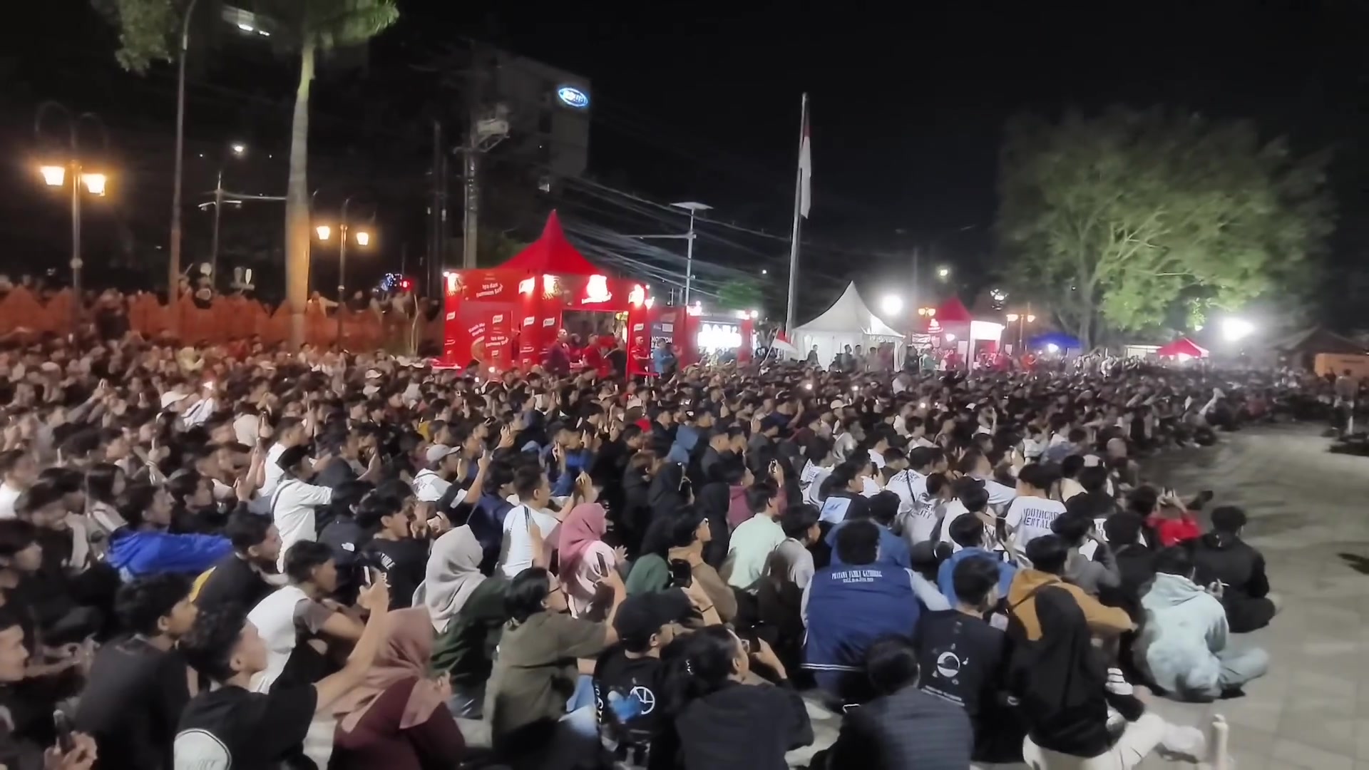 街上满满都是人印尼让人羡慕的足球氛围,现场观战10国足