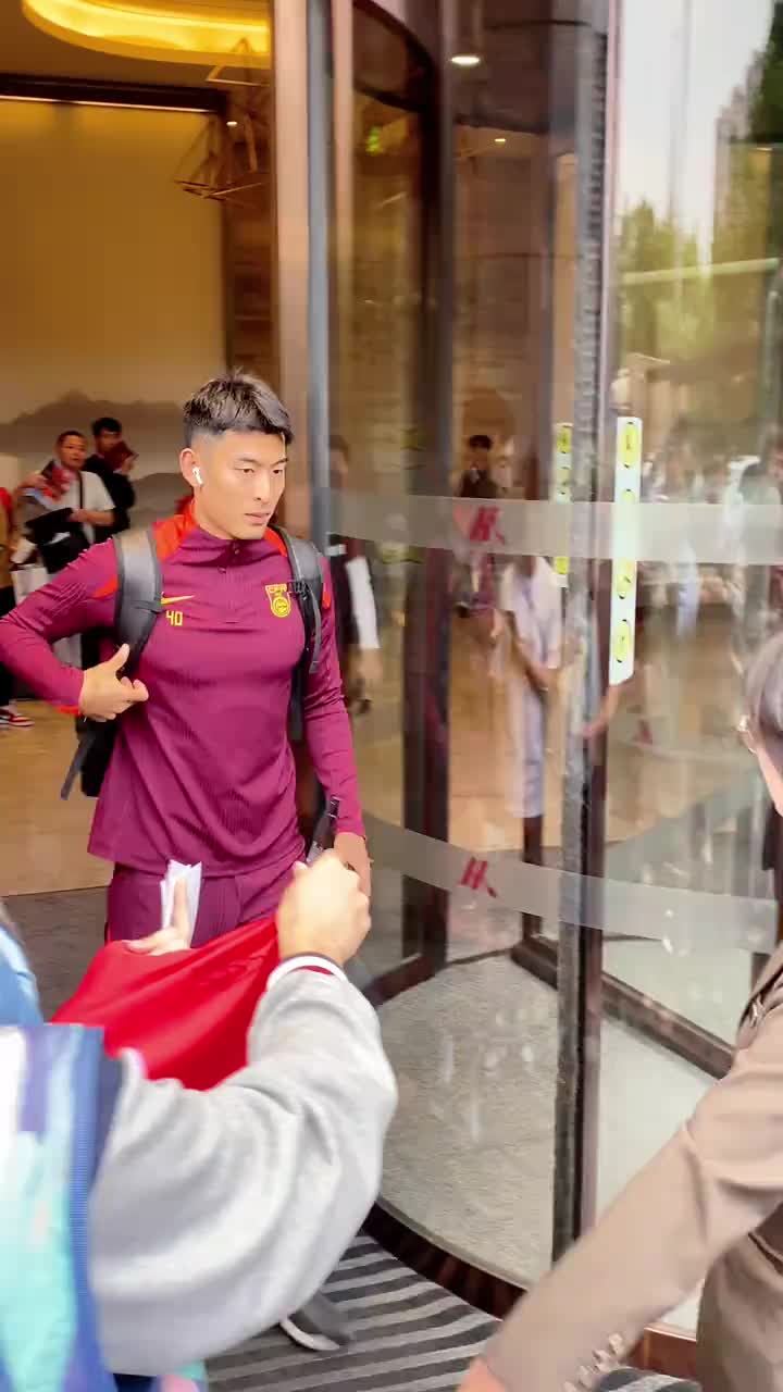 网友:国安双星王子铭、李磊,两个都是奇兵,但不适合踢首发