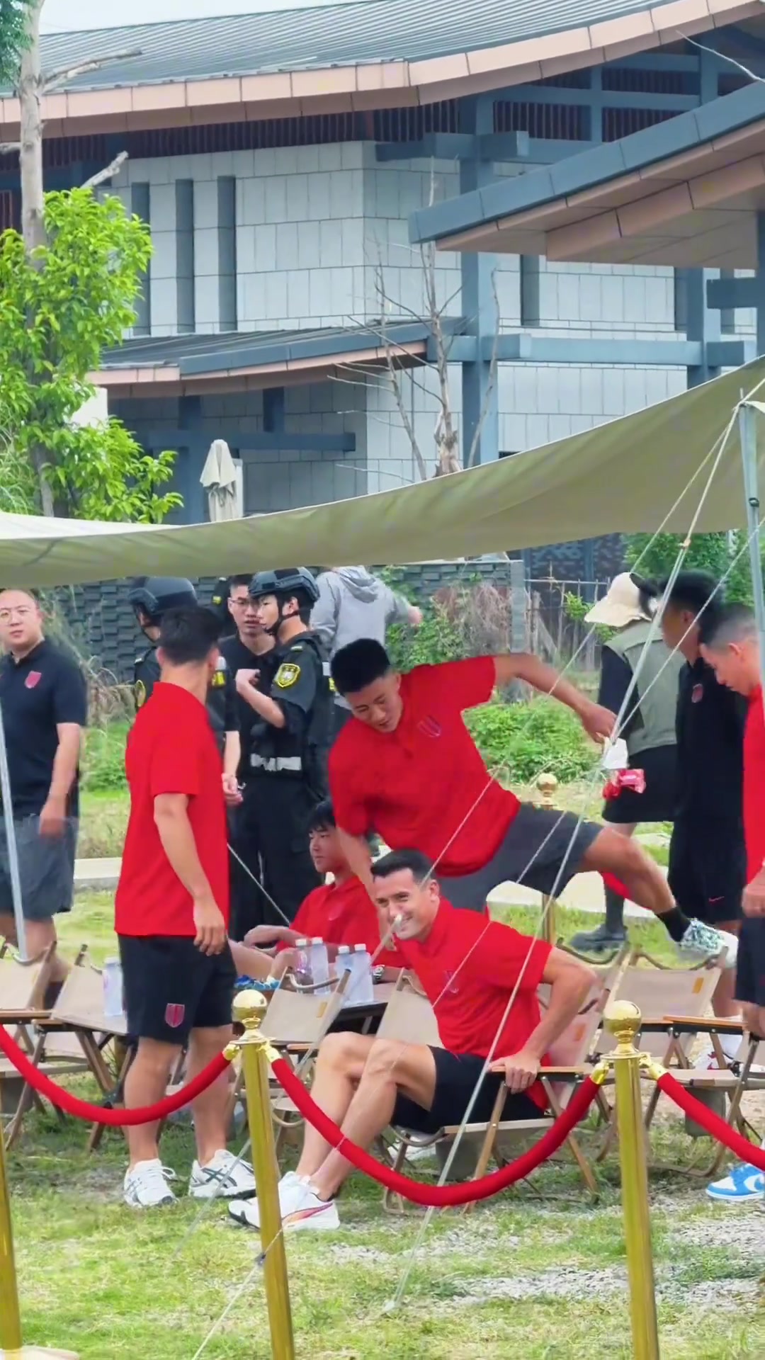 成都蓉城举办亚冠出征仪式,队长周定洋带队员现场与球迷互动