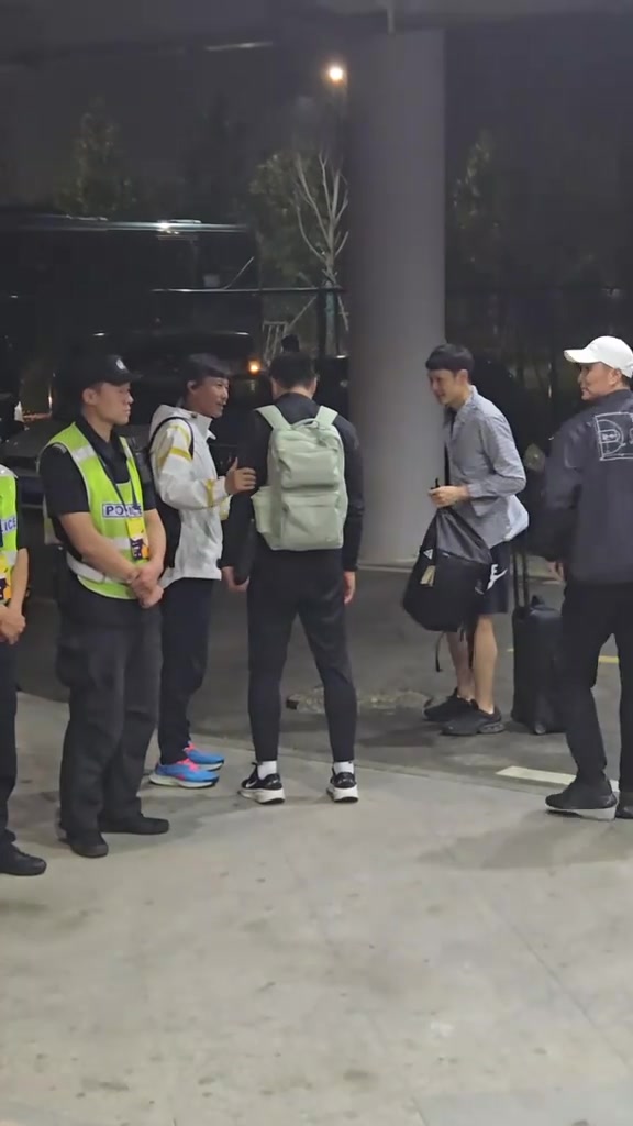 邵佳一杨智遇到区楚良,猜猜三位前国脚会聊啥