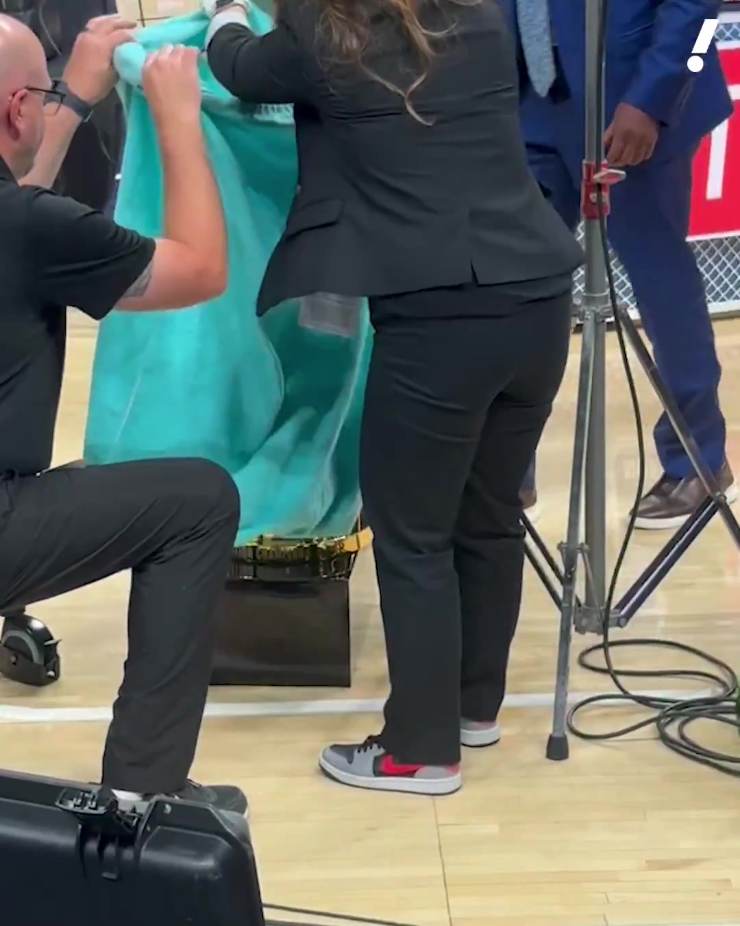不好意思再坐趟飞机!NBA工作人员将总冠军奖杯打包运往俄城