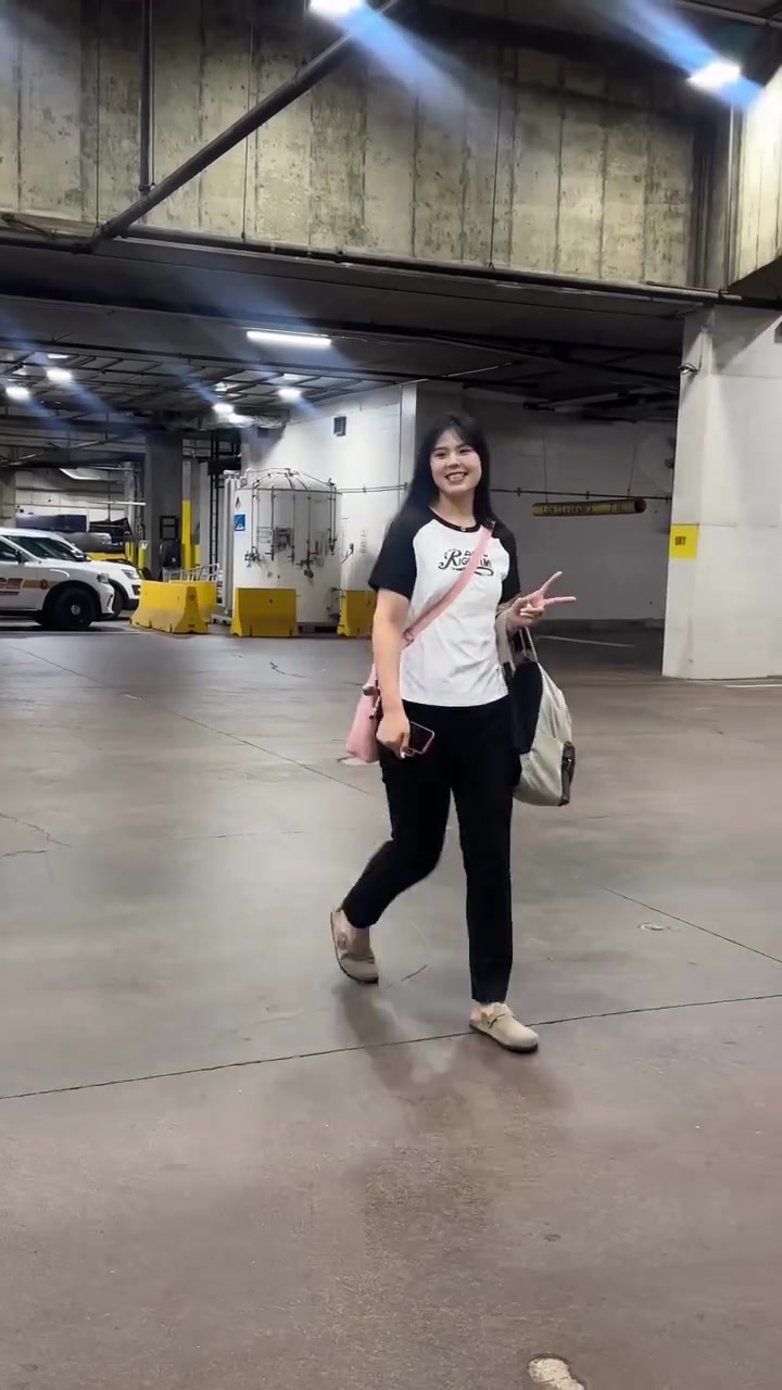 爱了爱了!李月汝赛前穿搭T恤+粉包,看着就是个小女孩啊