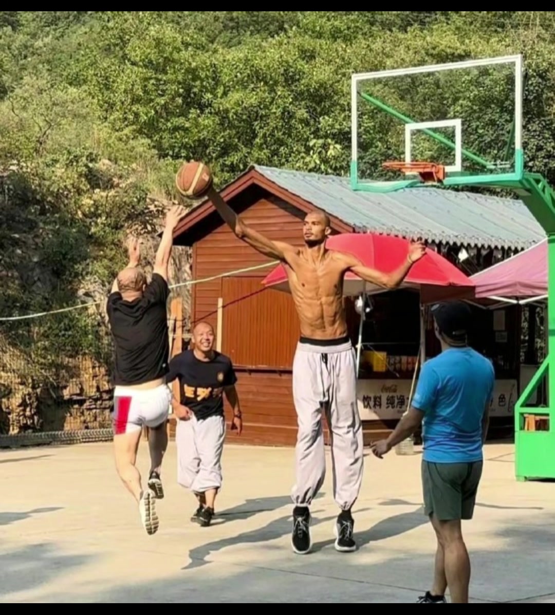 这也太离谱了!球迷奋力起跳投篮,文班亚马踮起脚尖轻松单手抓帽