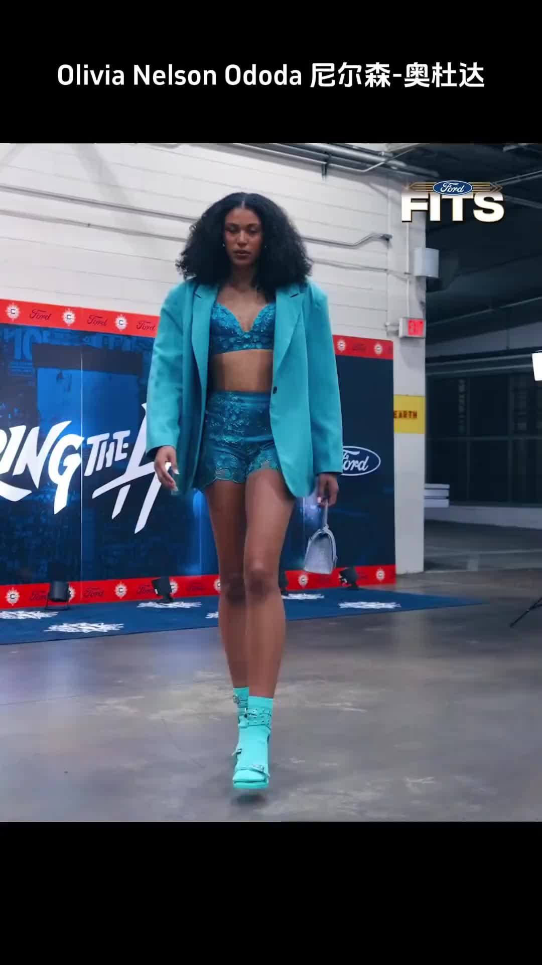 WNBA常规赛入场穿搭奥杜达这腿真长啊!