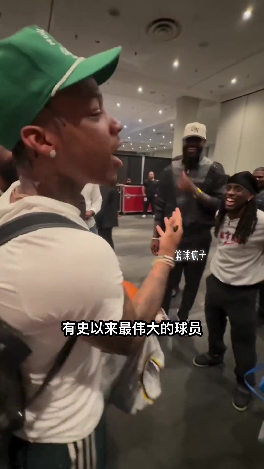狂热粉丝见到詹姆斯激动疯了!老詹就静静看他表演
