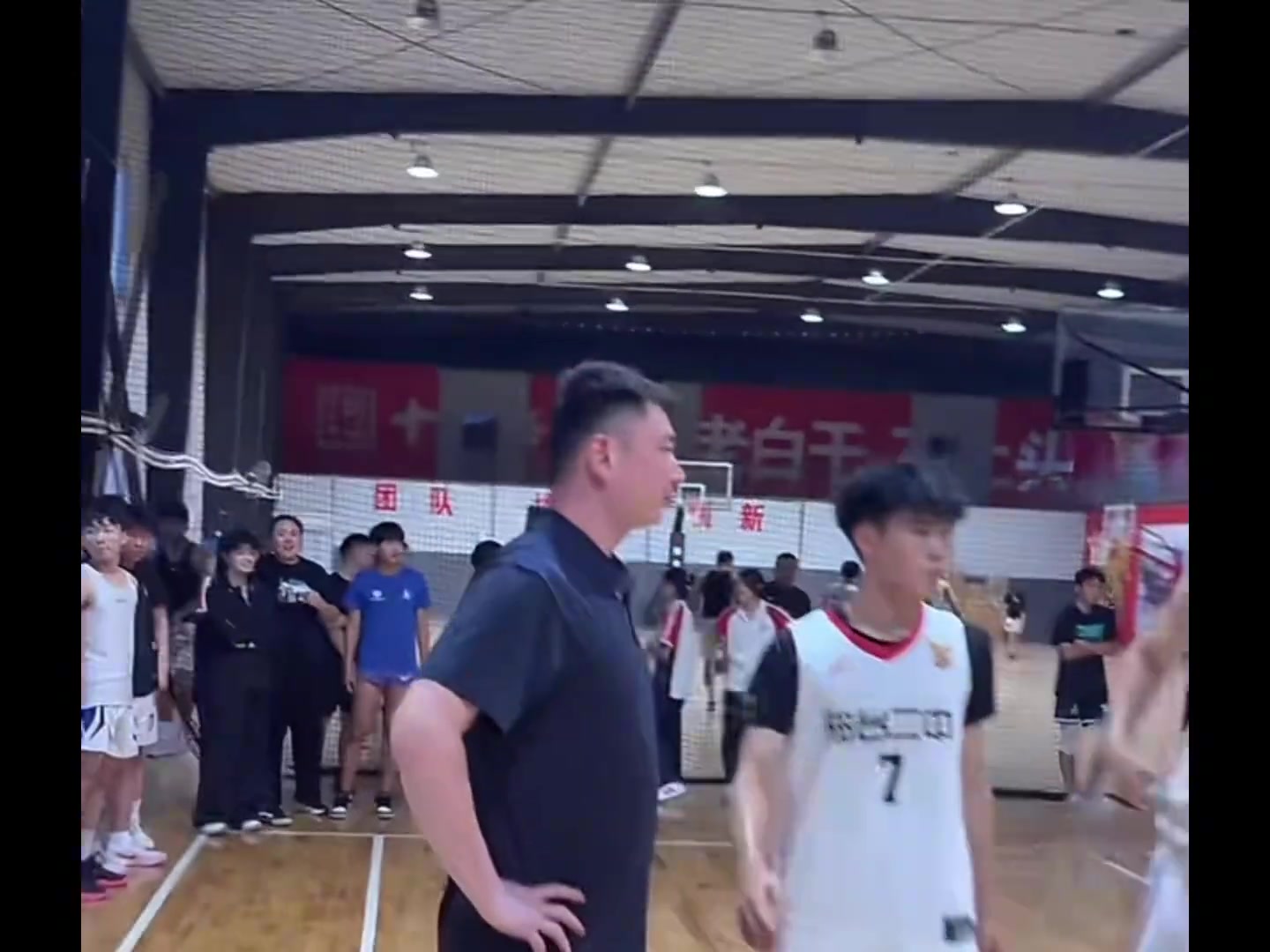 篮球场上,这样的战术执行真的太舒服了!