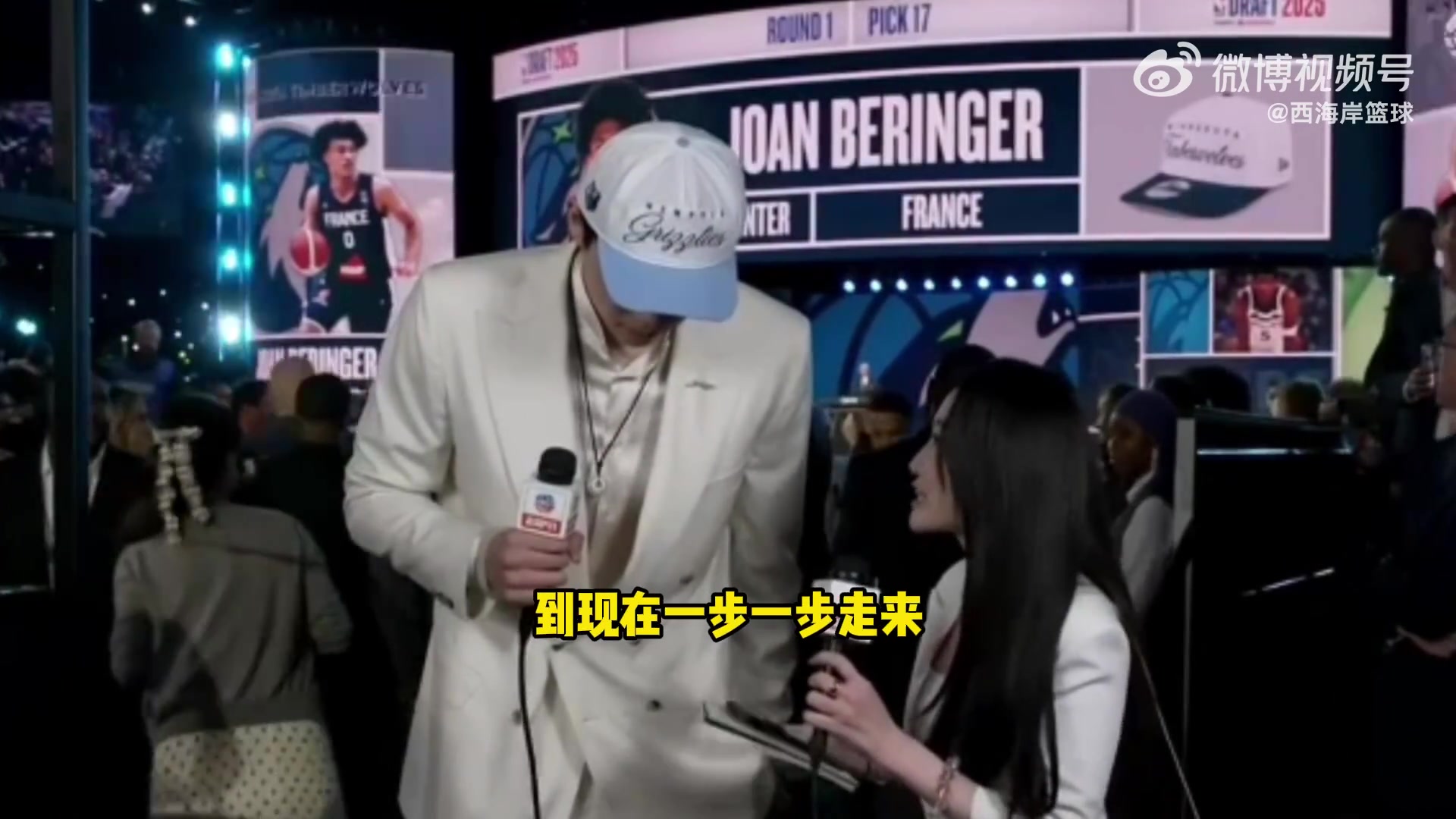 美女记者孟超采访杨瀚森:期待打好球训练好去适应新环境