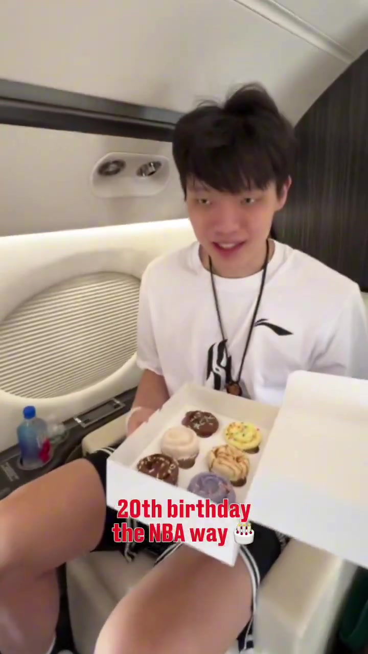 生日快乐!杨瀚森在去往波特兰飞机上开拓者官方为他庆生