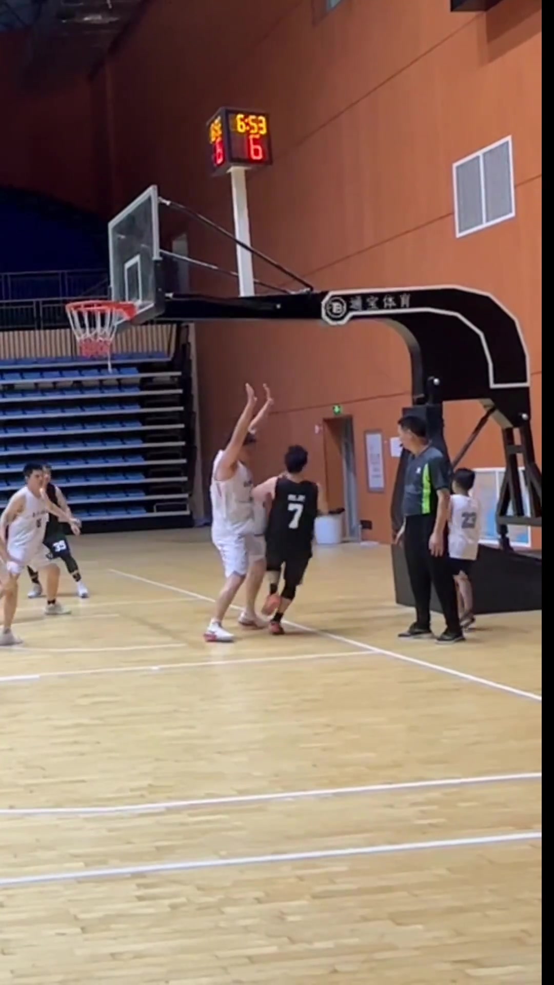 不懂就问:这难道不是教科书的阻挡犯规吗