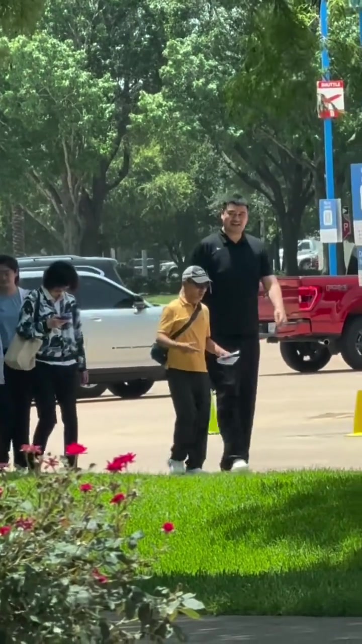故地重游!姚明一家现身休斯敦姚沁蕾已经比她妈妈高了