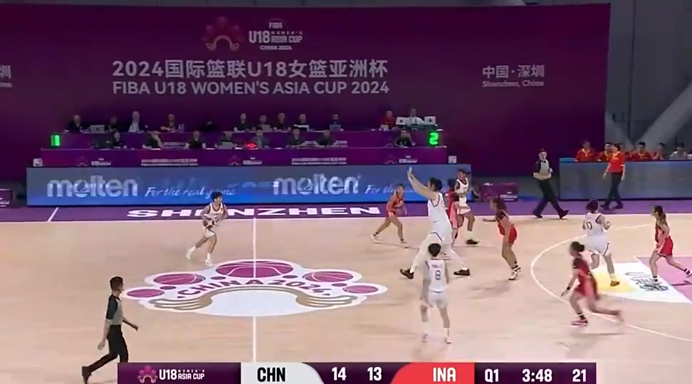 太恐怖了啊!2米26的张子宇,对位球员才到她的腰部往上一点点!根本够不着!