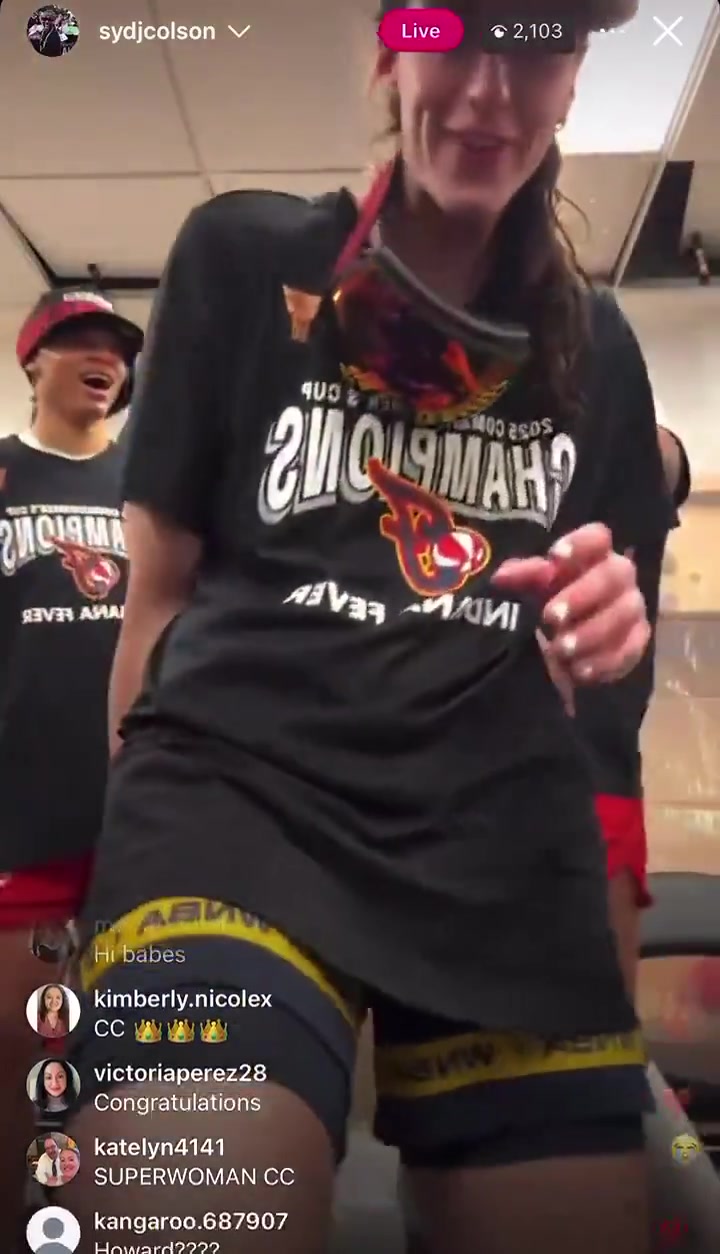 尺度太大!克拉克庆祝夺冠时被队友从身后“顶”了一下
