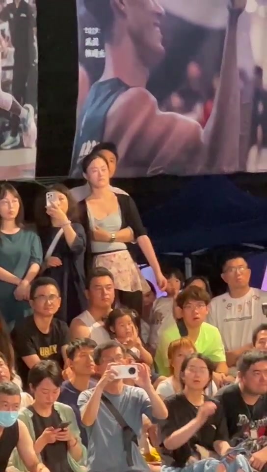 尺度太大!一对情侣场边观赛男子手不停揉搓女友某部位