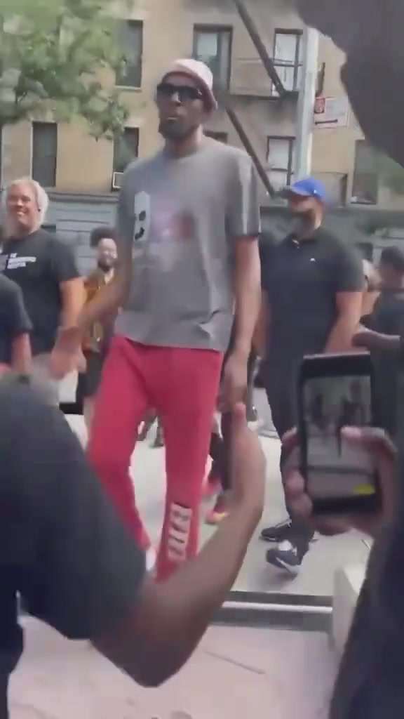 小球迷和KD击掌后兴奋不已:我将一个月不洗手