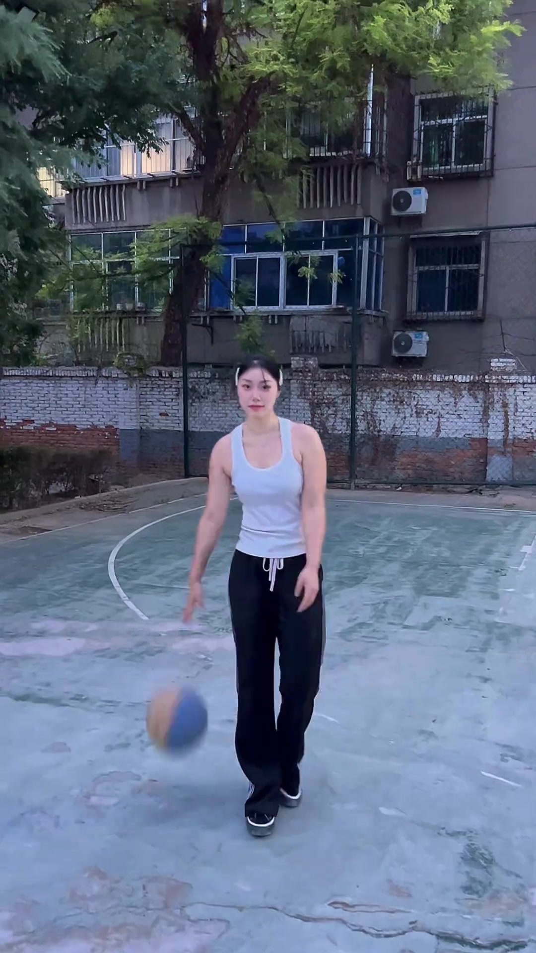 这拉杆上篮多少男的都做不出来