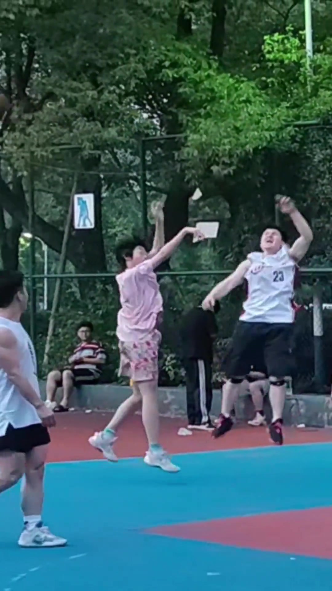 詹姆斯球迷野球场大帽对手庆祝动作也是霸气十足!
