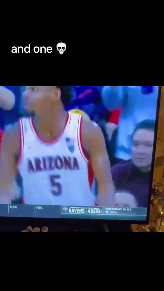 咸猪手!NCAA球员上篮后,顺手抓了一把啦啦队妹子的胸