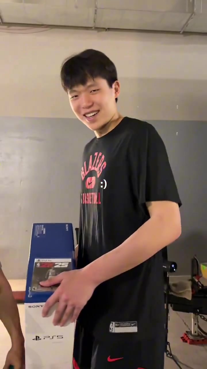 年轻人爱打游戏!杨瀚森收获礼物PS5,开心地抱着炫耀了一路