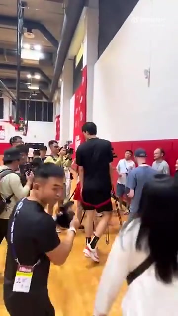 人气很旺啊!30多家媒体出席杨瀚森首次夏联采访