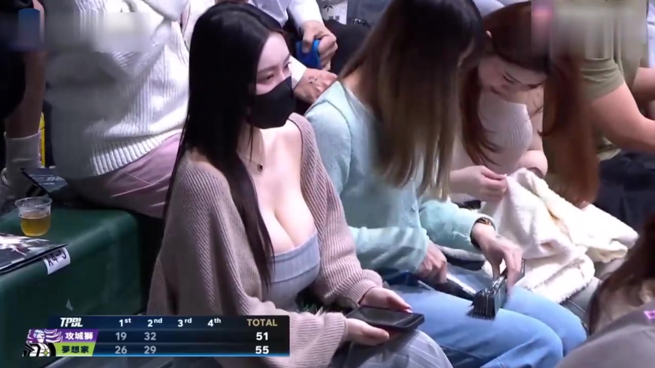 导播有一双发现美的眼睛!总能捕捉到场边性感女球迷!
