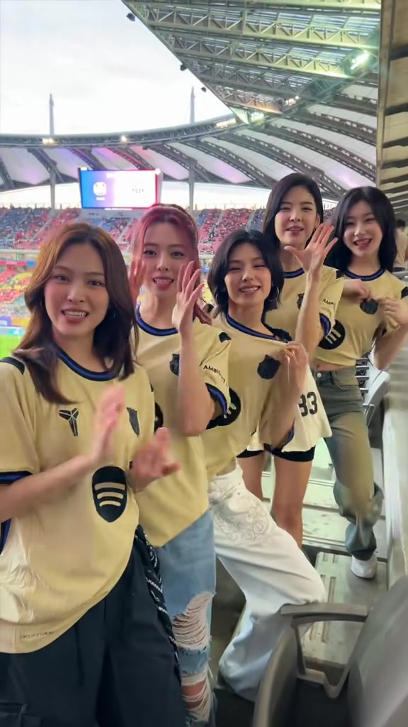 哪个是你的菜韩国女团ITZY为巴萨加油