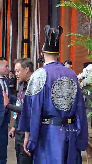 你们还爱玩这个呢维卡里奥大帝出巡首尔,后防大臣丹索随同!