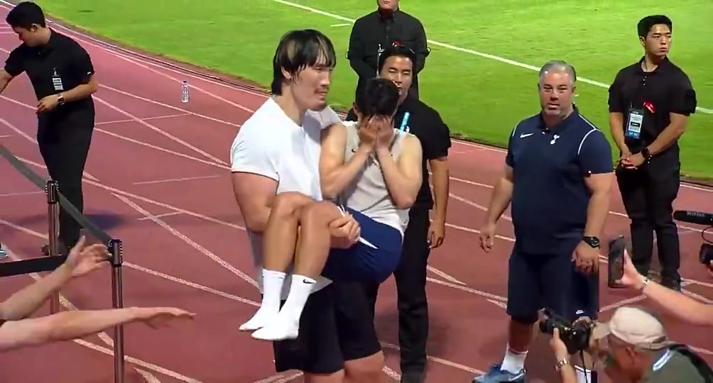 激情四射!孙兴慜被2米18的大汉公主抱,害羞得连连捂脸