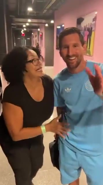 搞笑梅西!女子和自己丈夫打招呼,梅西疑惑:我以为是你儿子