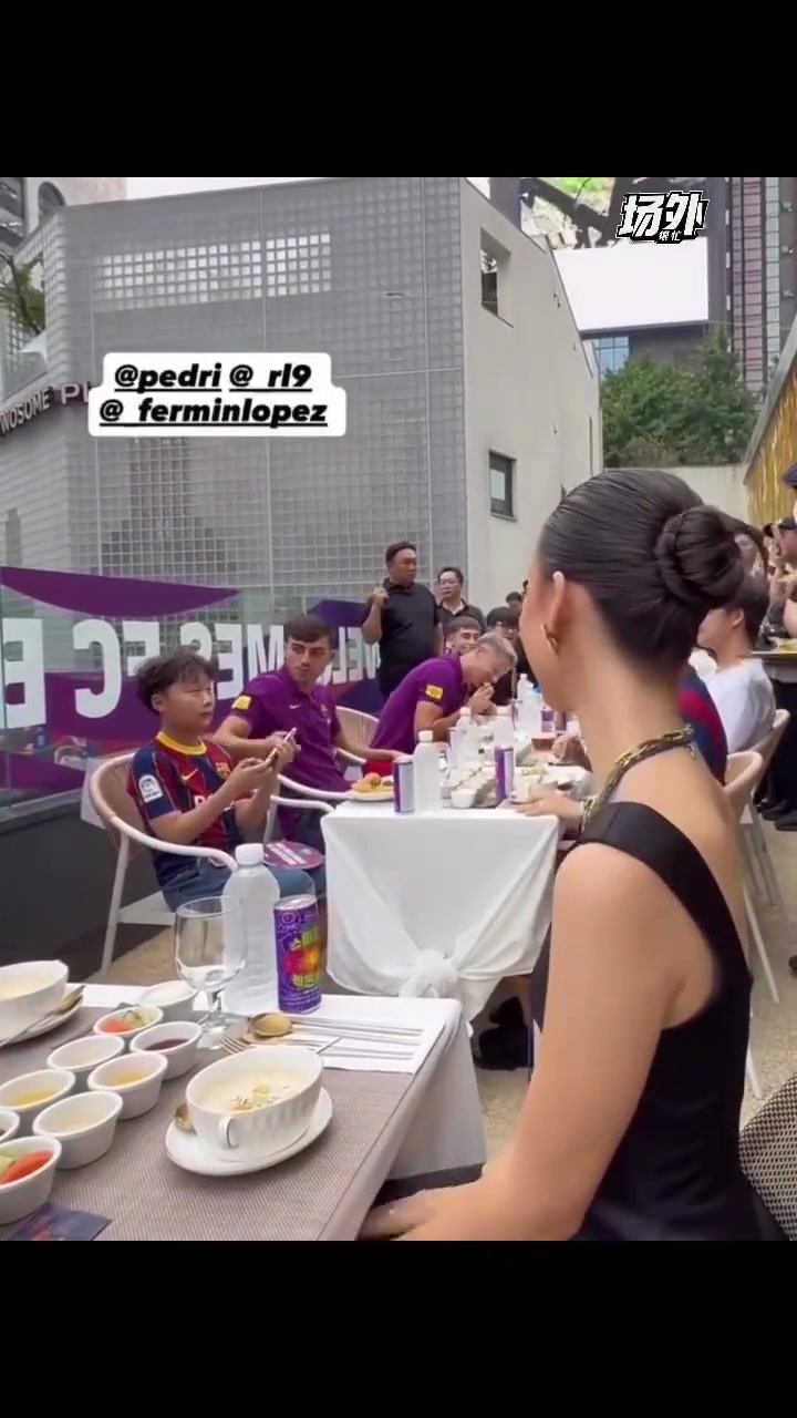 莱万羡慕坏了!美女主动找佩德里碰拳,小老弟这不近女色啊