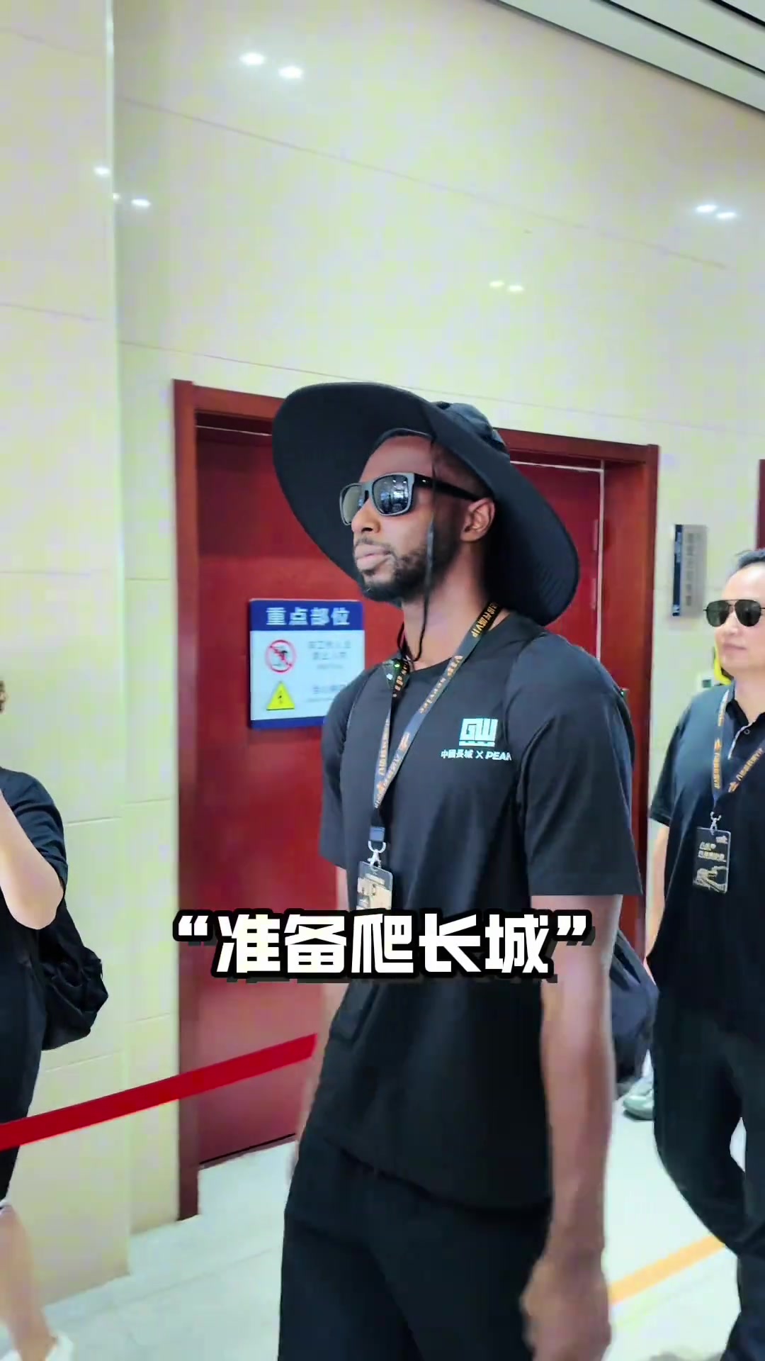 不到长城非好汉,嘴哥打卡八达岭长城!把嘴哥都晒黑了