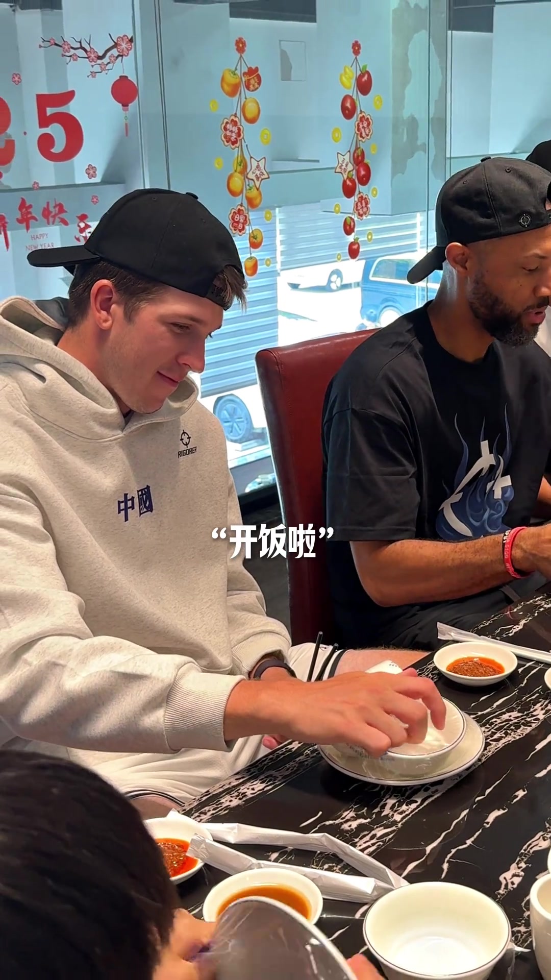 里夫斯这么夹菜,谁敢挨着坐,全甩别人身上去了!