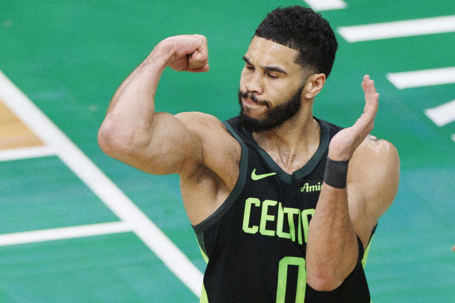 小里:人们说SGA是最佳球员 但他的成就还不到塔图姆的一半